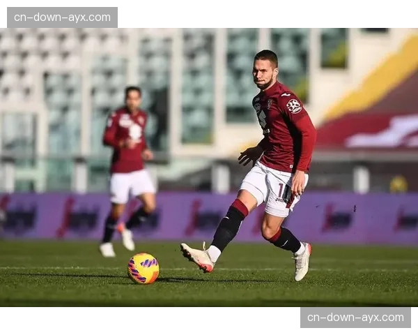 都灵队前锋萨纳夫里亚主罚点球前,面对旧主看台长时间沉默 都灵队前锋萨纳夫里亚主罚点球前,面对旧主看台长时间沉默