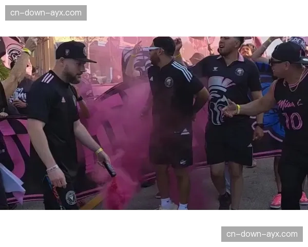 现场花絮：球迷在梅阿查球场看台展示巨型Tifo致敬传奇