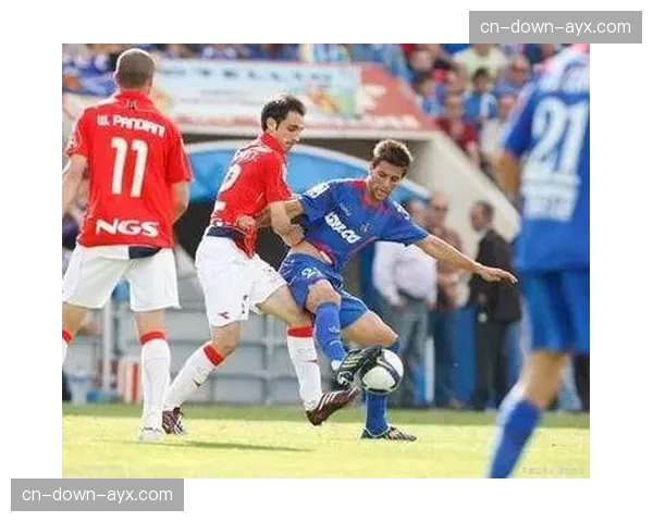 莱万特VS赫塔菲：莱万特采用541防守反击阵型，反击速度较快